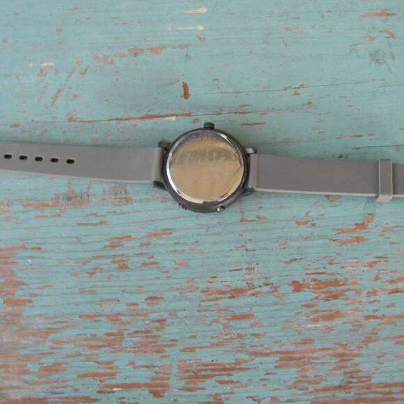 ISAAC MIZRAHI GRAY/SILVER STAINLESS NEUTRAL MINIMALIST WATCH **NEEDS BATTERY - Picture 4 of 7